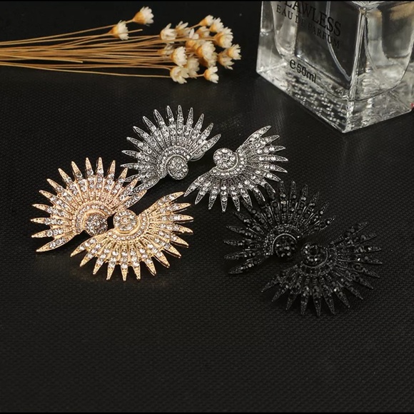 “Glamour Moon” Trendy Glam Earrings - Picture 4 of 5